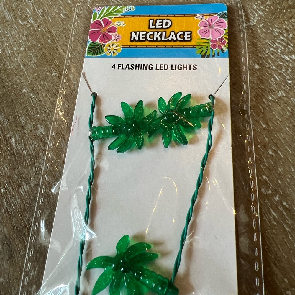 Palm Tree LED Flashing Necklace - Picture 4 of 5